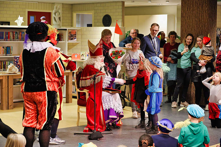 Aankomst van de Sint en zijn Zwarte Pieten in Waarder_077